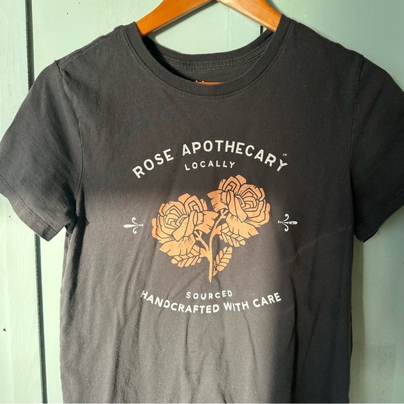 Schitt’s Creek Rose Apothecary Vintage Inspired T-Shirt - Picture 2 of 4